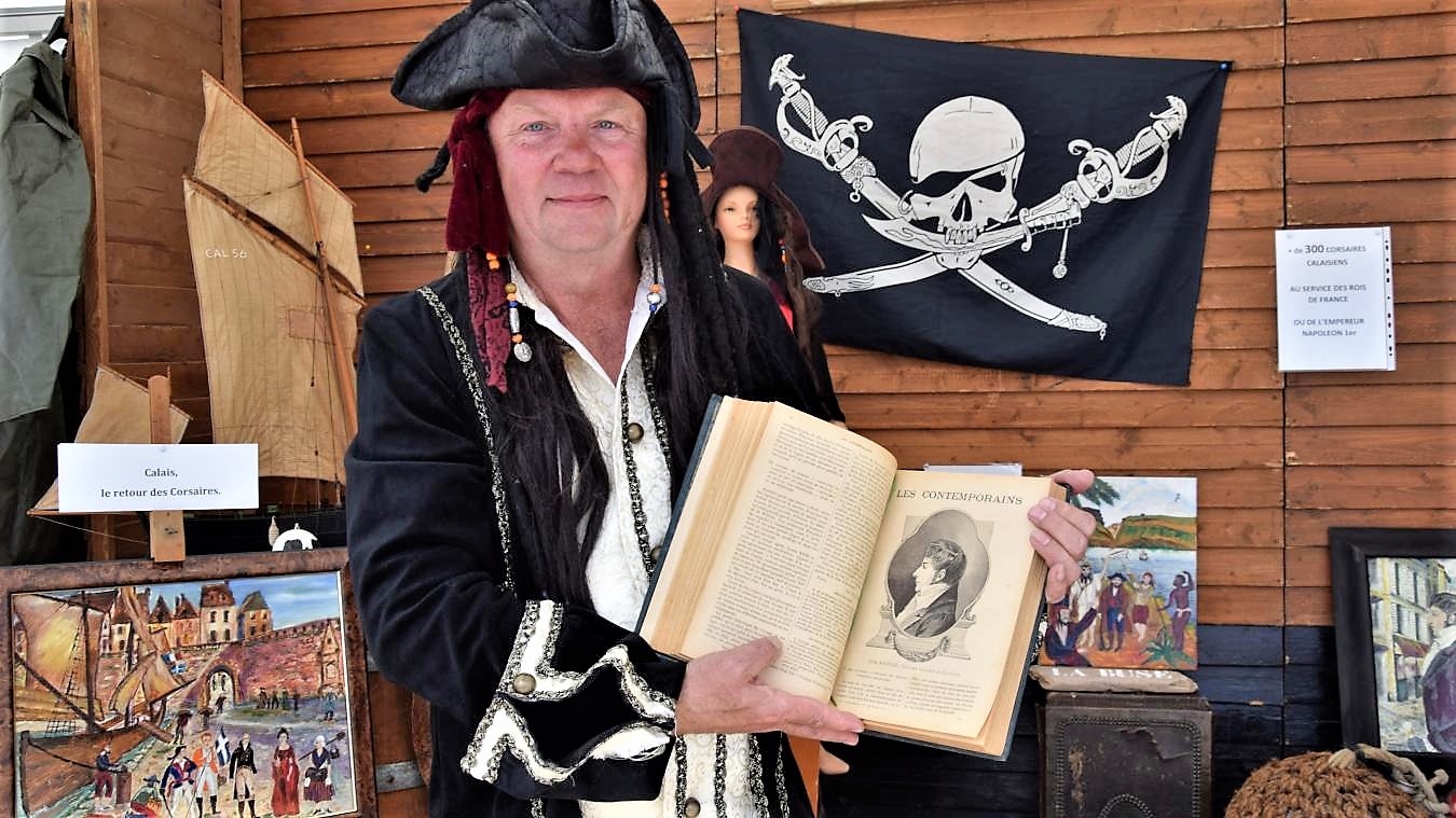 Herve tavernier montre la gravure du corsaire tom souville fete maritime photo nord littoral